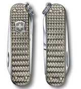 0.6221.4031G - Couteau VICTORINOX Classic SD Precious Alox Infinite Grey