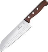 6.8520.17G - Couteau Santoku VICTORINOX Swissclassic Alvéolé 17 cm Erable